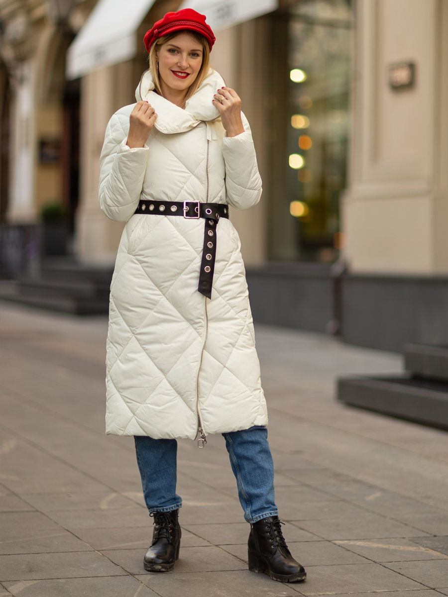 Белое стеганное длинное пальто