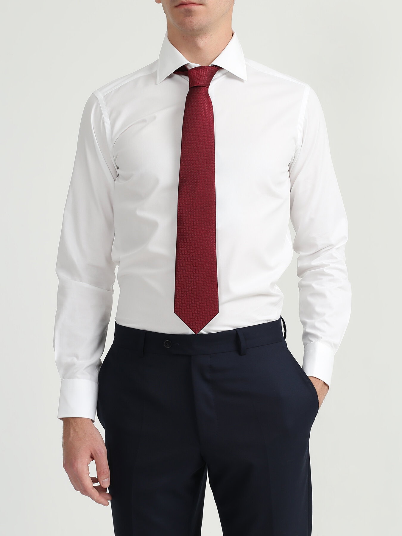 Бордовый галстук под белую рубашку