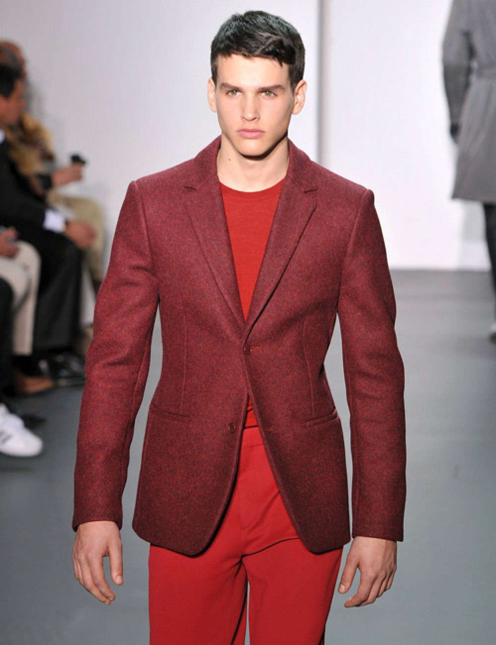 Бордовый цвет в мужской одежде