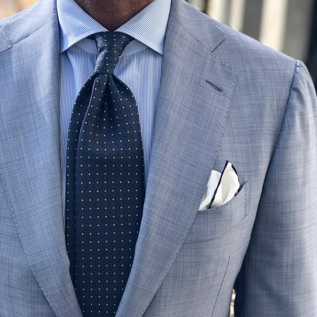 Серый костюм с синим галстуком
