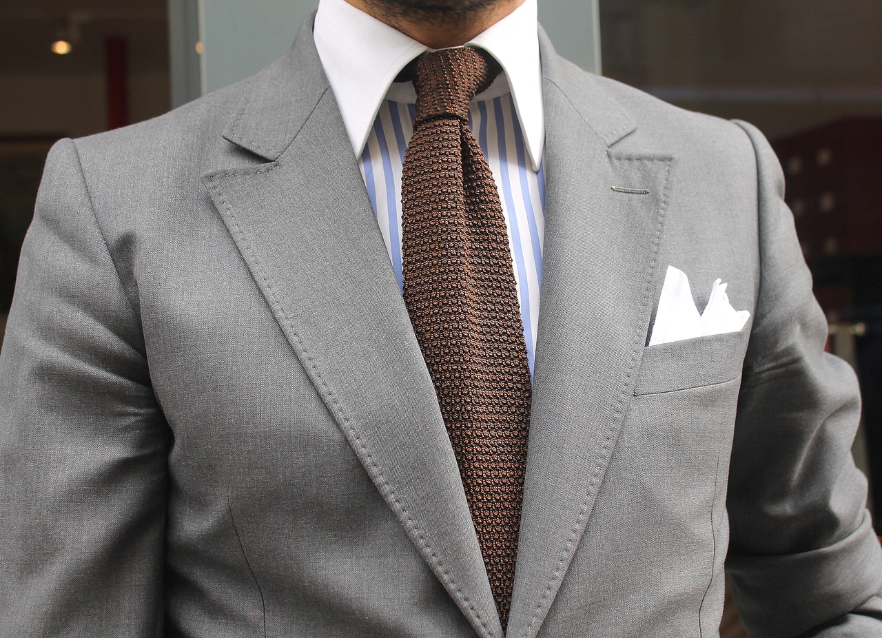 серый галстук фото
