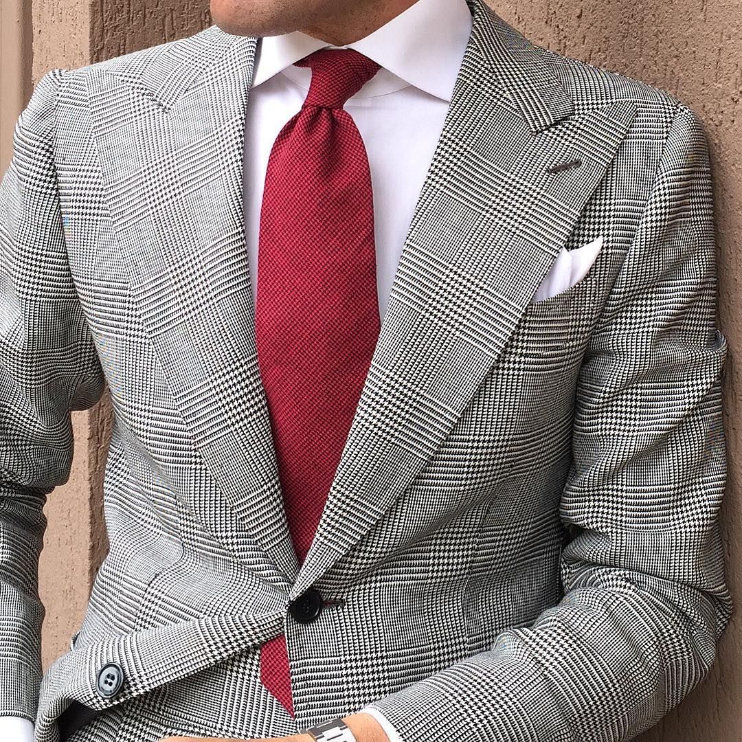 Серый костюм с красным галстуком