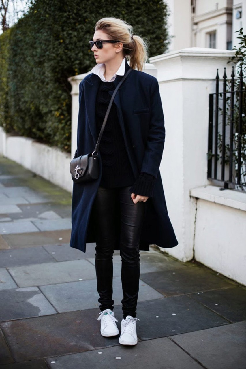 Черное пальто с кроссовками