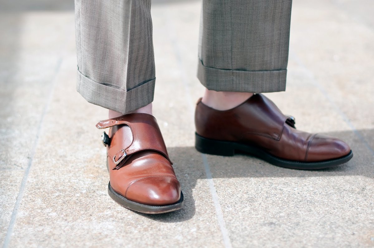 Мужские ноги в туфлях
