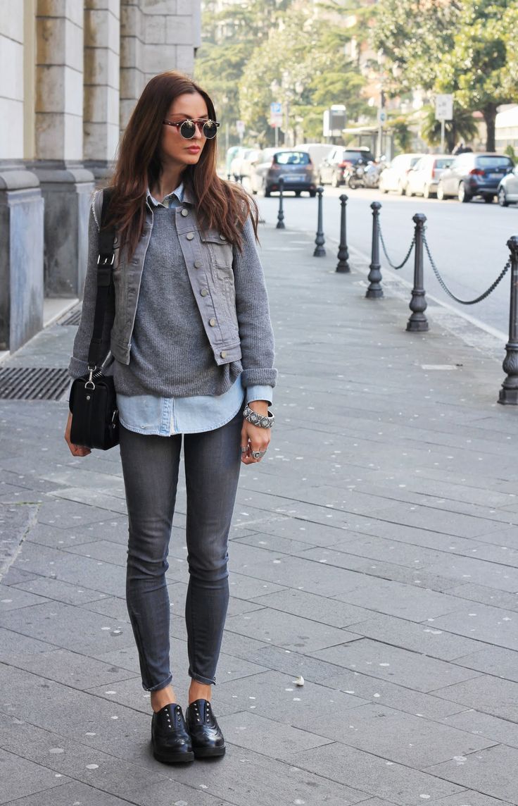 Образ с серыми джинсами