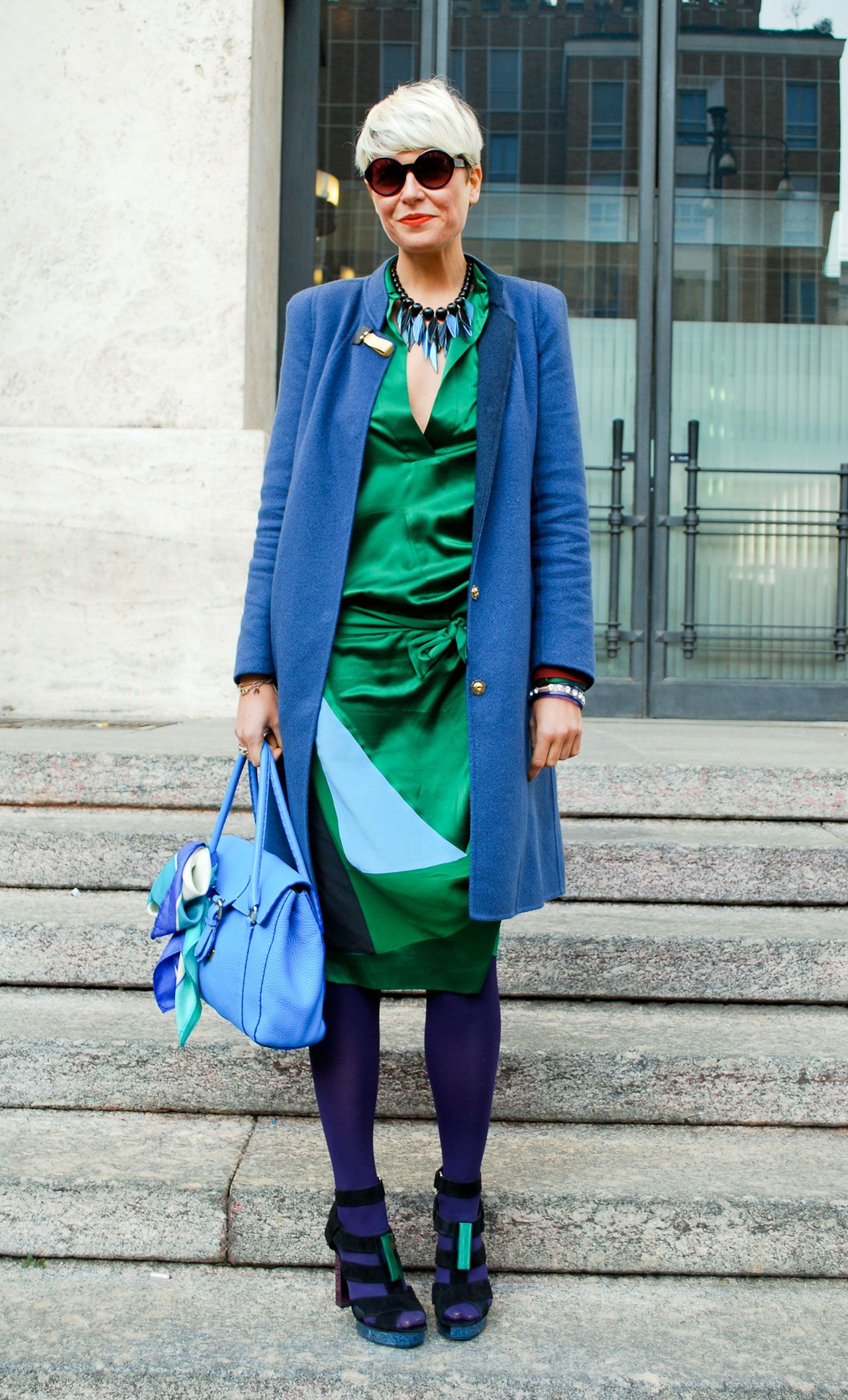С каким цветом сочетается зеленый цвет в одежде для женщин после 50 лет фото
