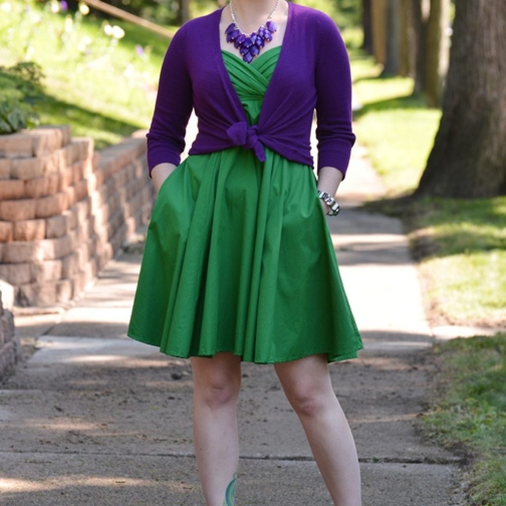 Сочетание зеленого и фиолетового в одежде