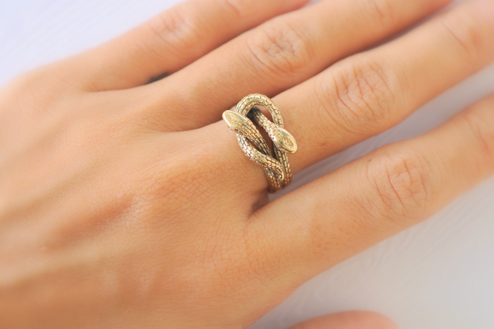 Обручальное кольцо в виде змеи