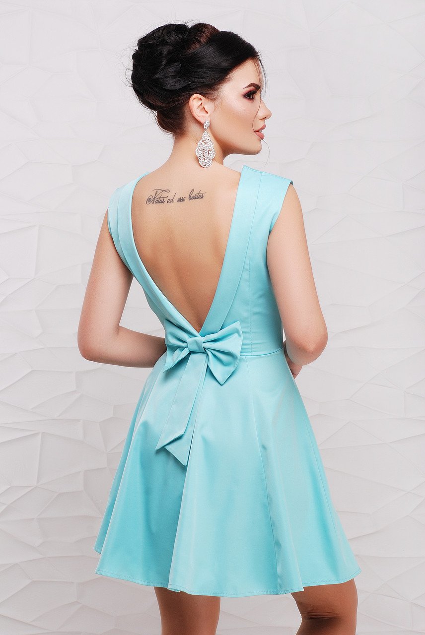 Платье с треугольным вырезом на спине