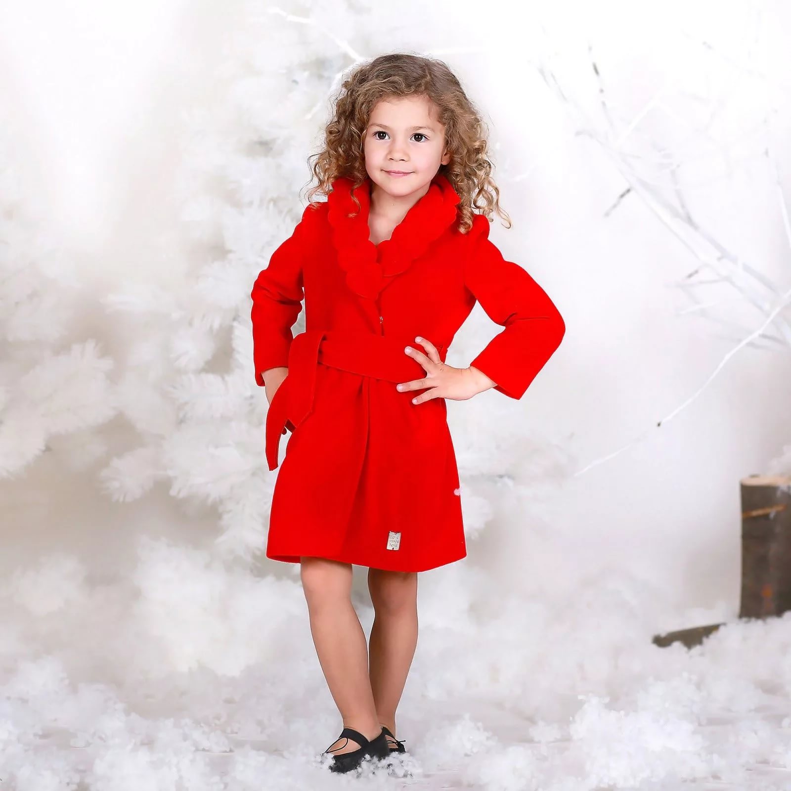 Девочка в Красном пальто