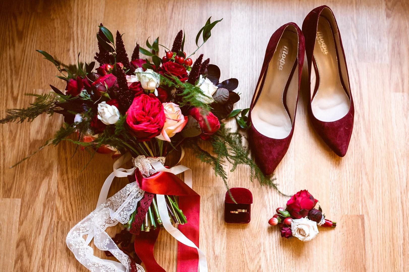 Невеста в бордовых туфлях