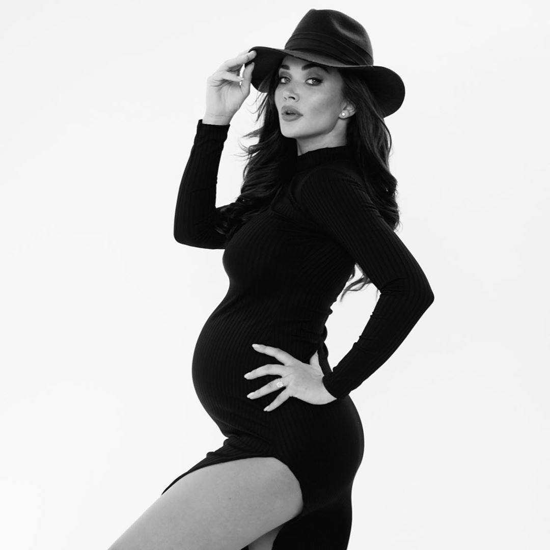 Фотосессия беременных в черном платье