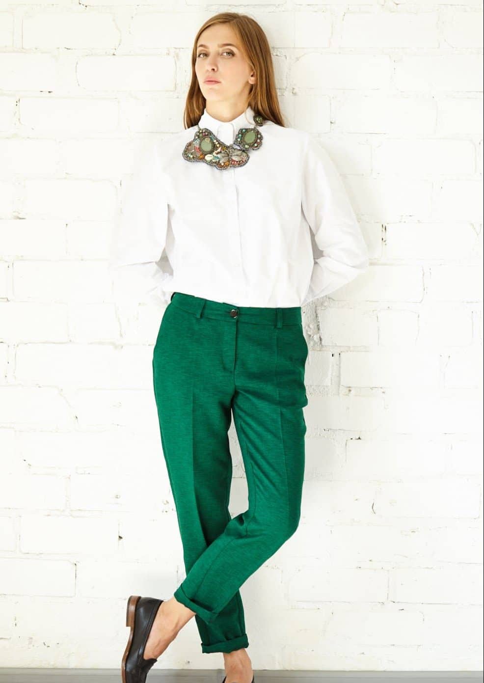 Зеленые брюки и белая рубашка