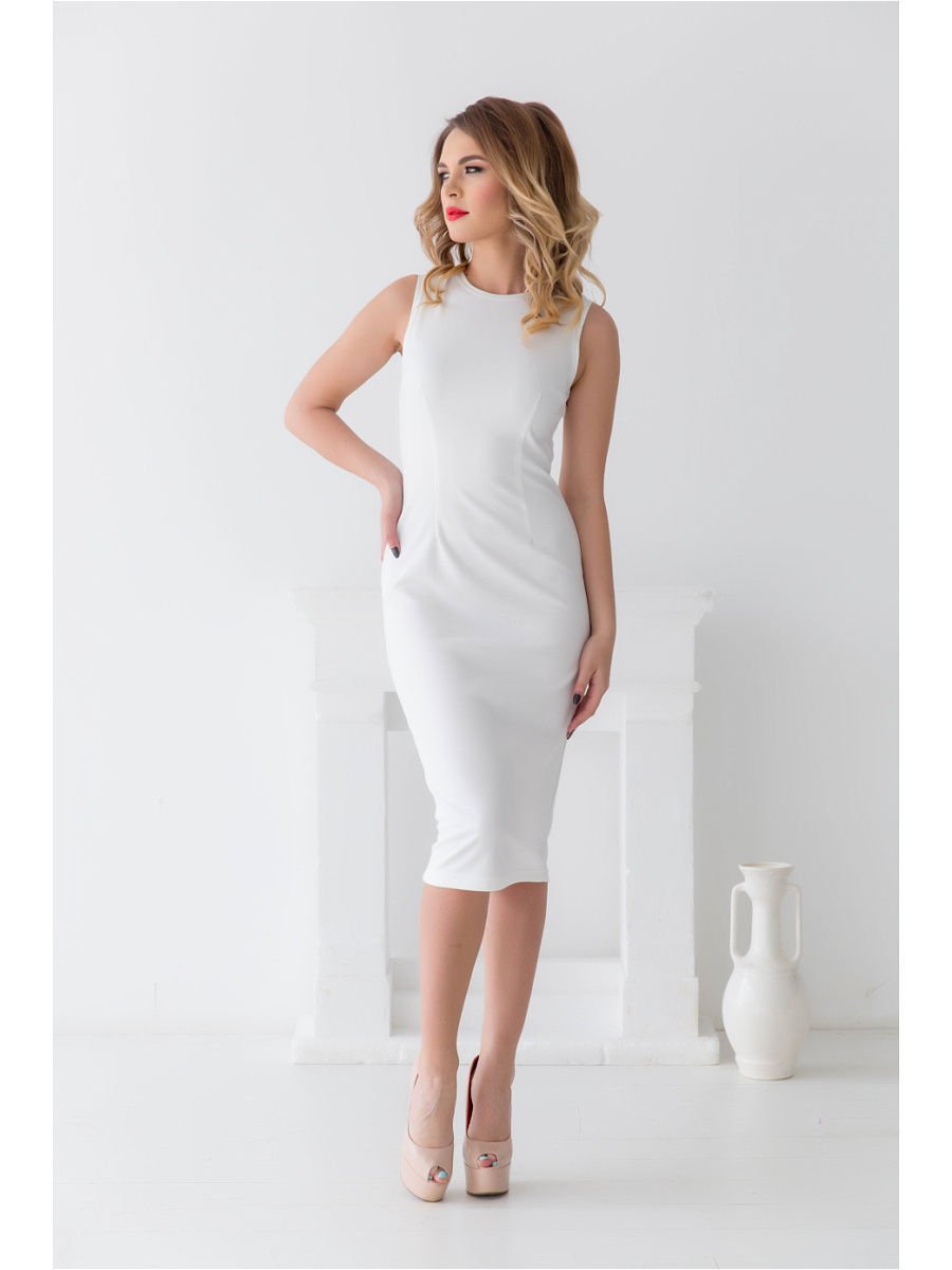 Белое приталенное платье