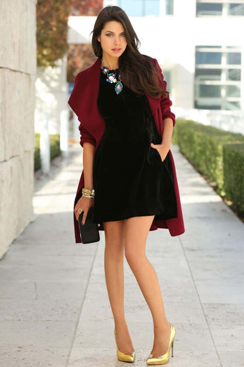 Бардовое платье и черные туфли