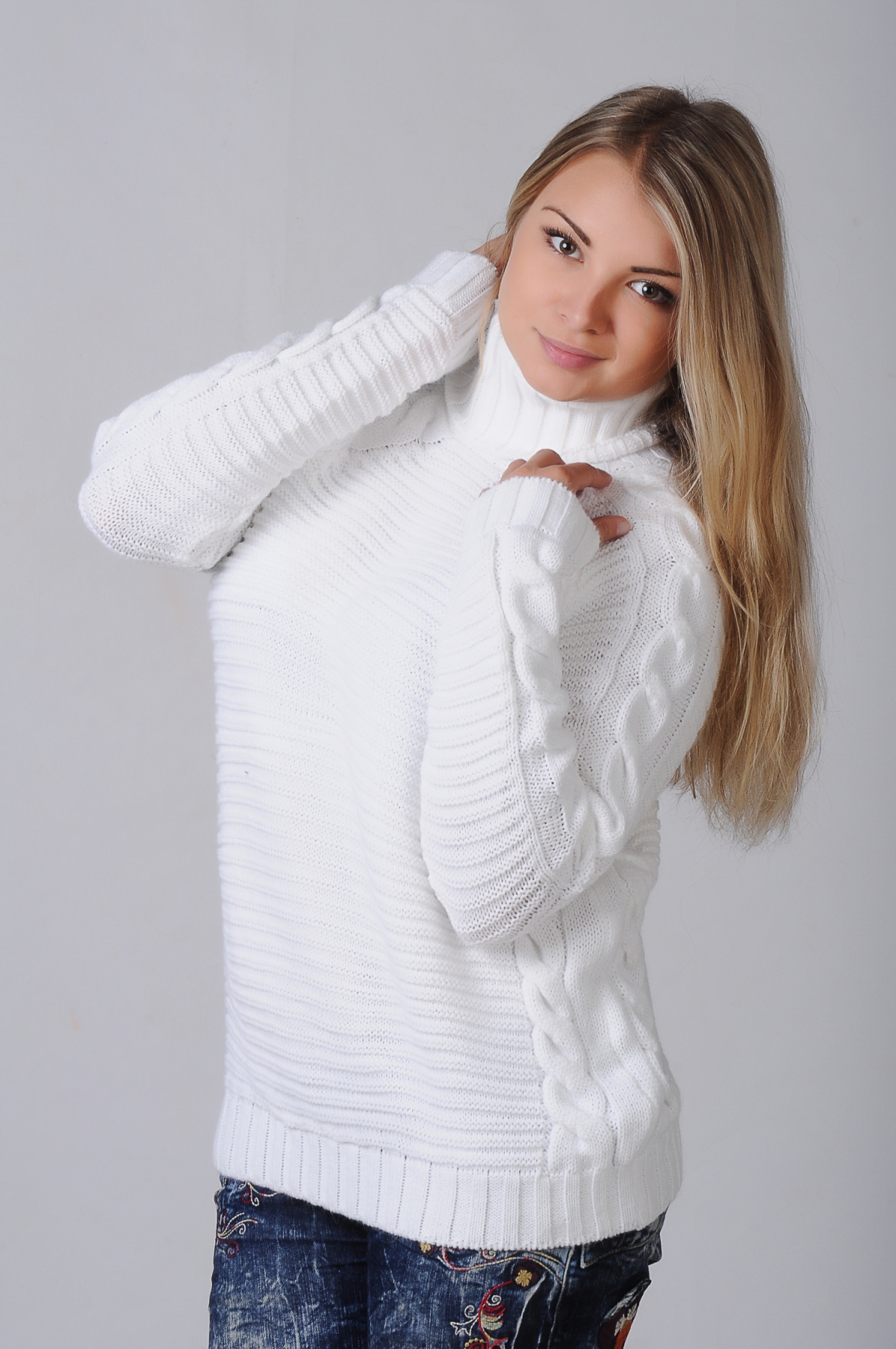 Белый свитер женский