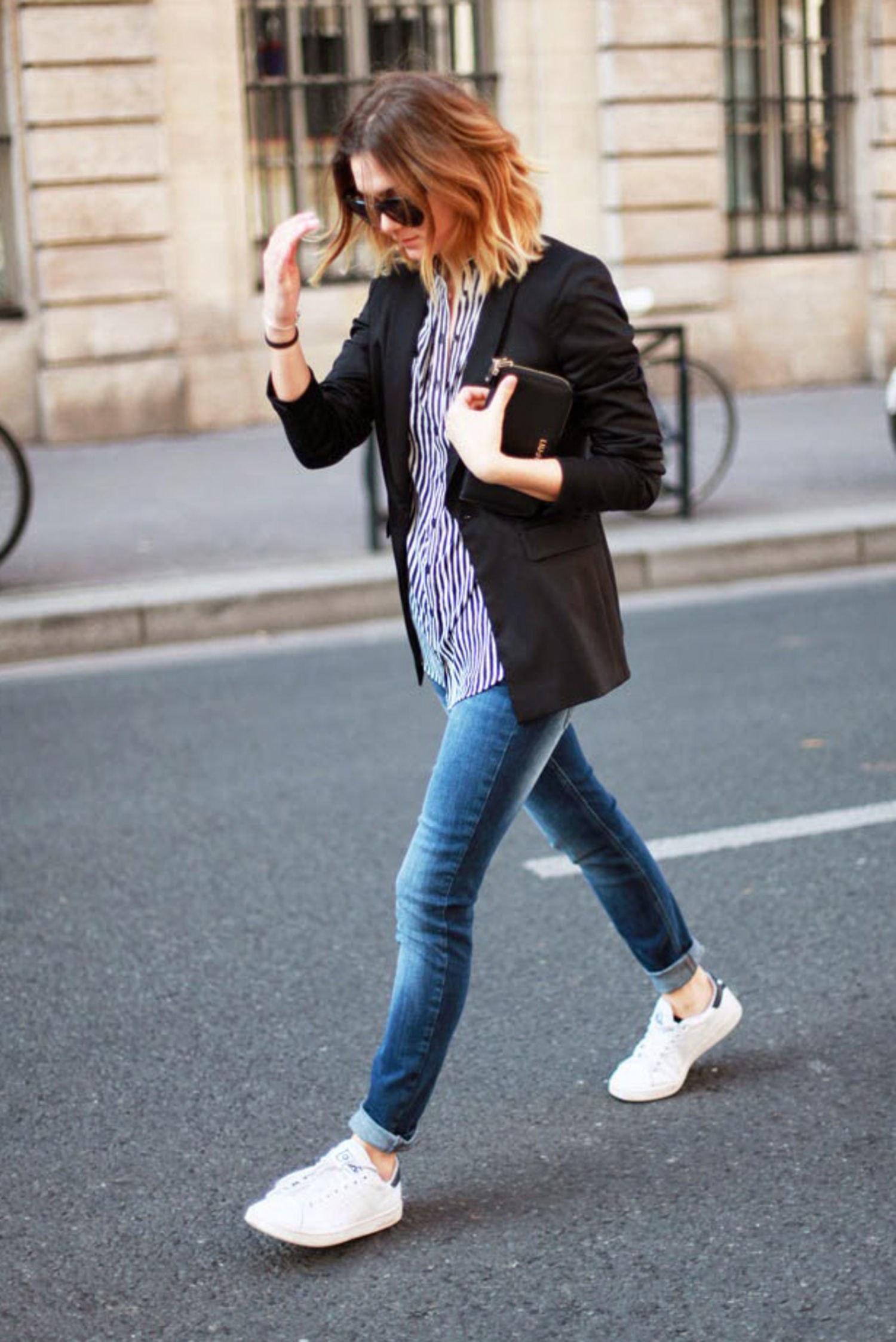 джинсы кроссовки и пиджак женский фото