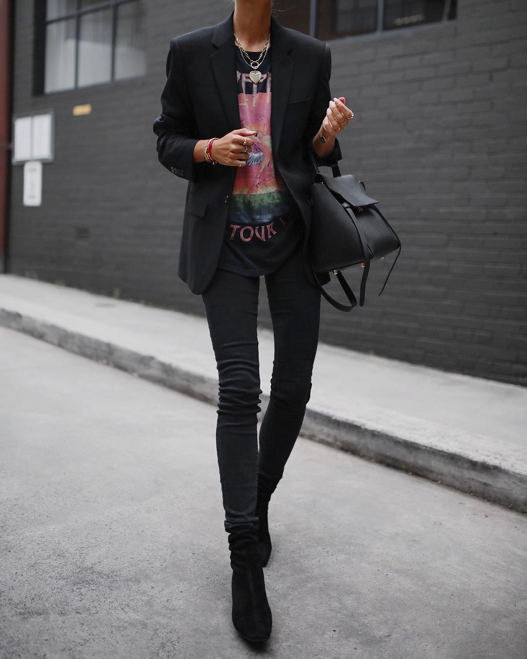 Джинсы с черным пиджаком женские