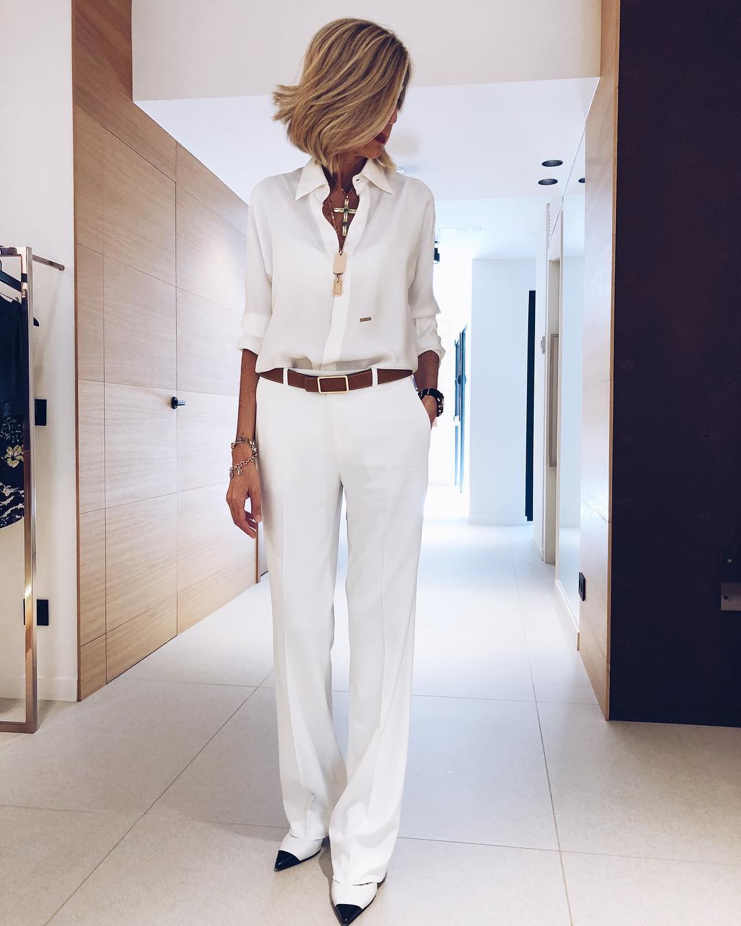 Блузка к белым брюкам