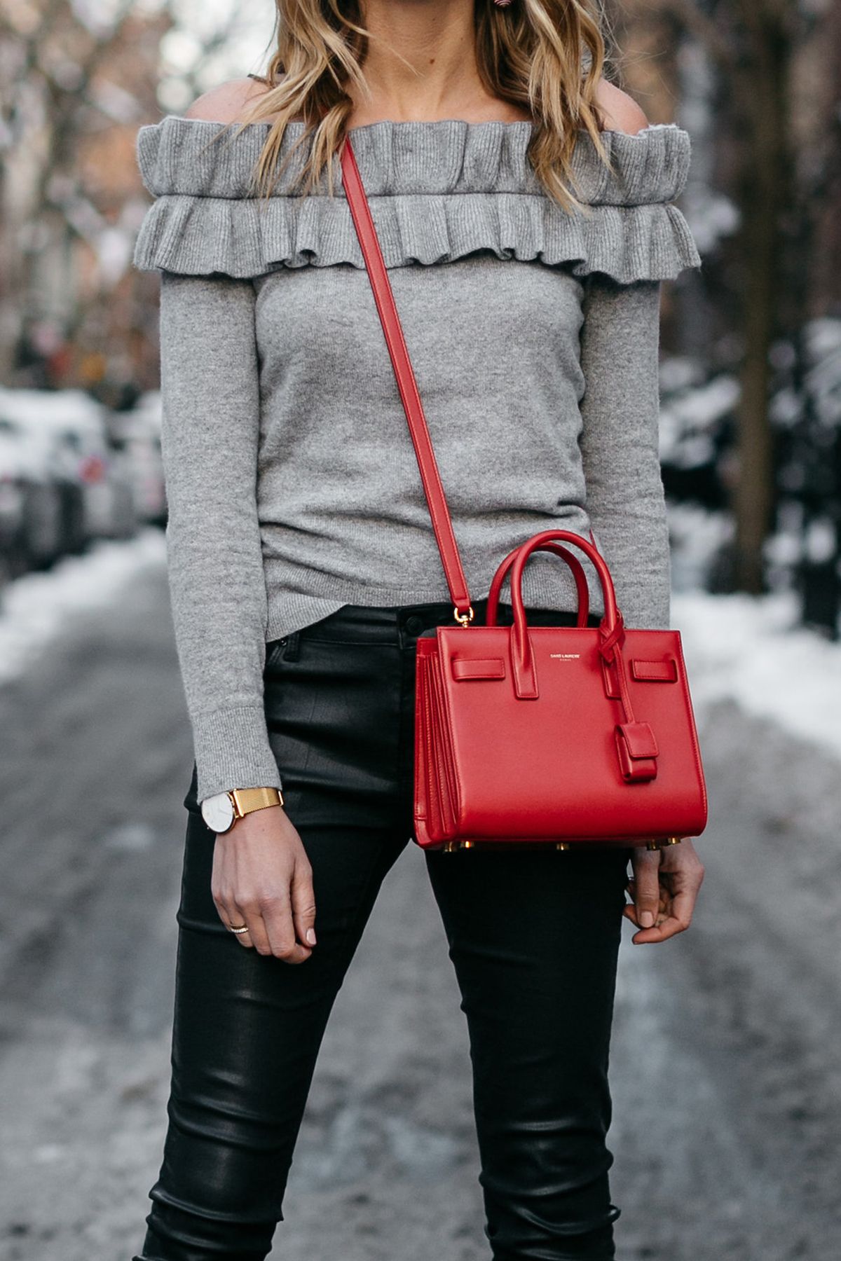 Девушка с красной сумкой