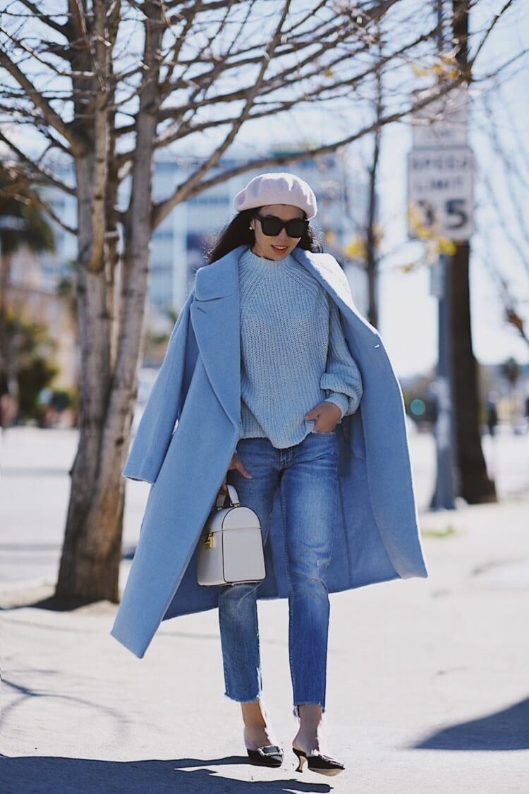 Модное голубое пальто
