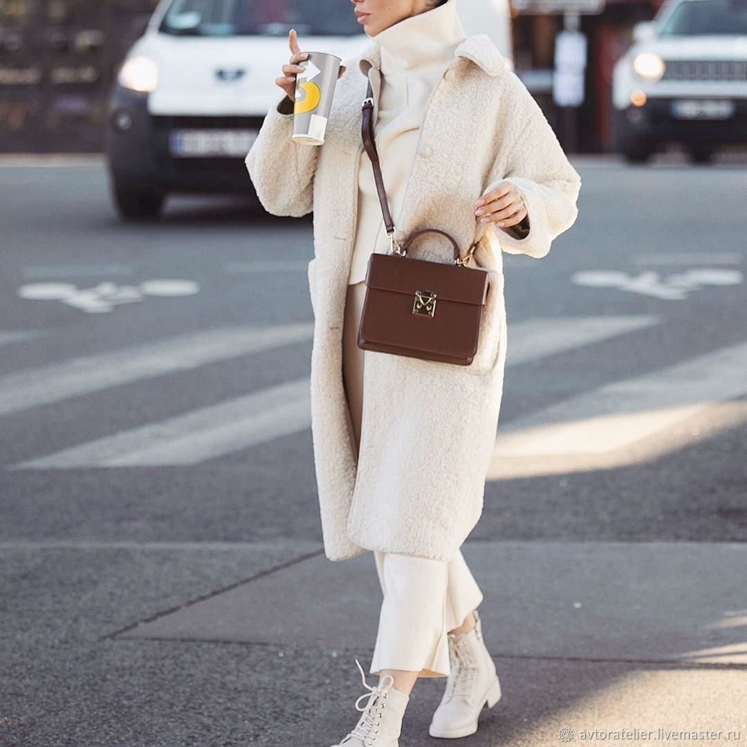 Модное белое пальто