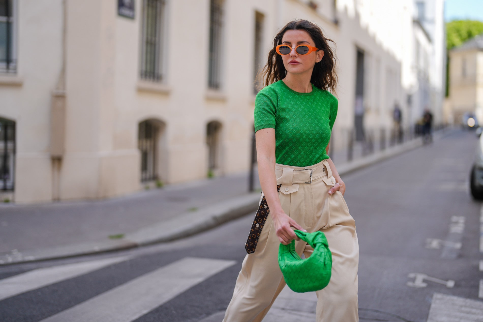 Луки с светло зеленой сумкой женской