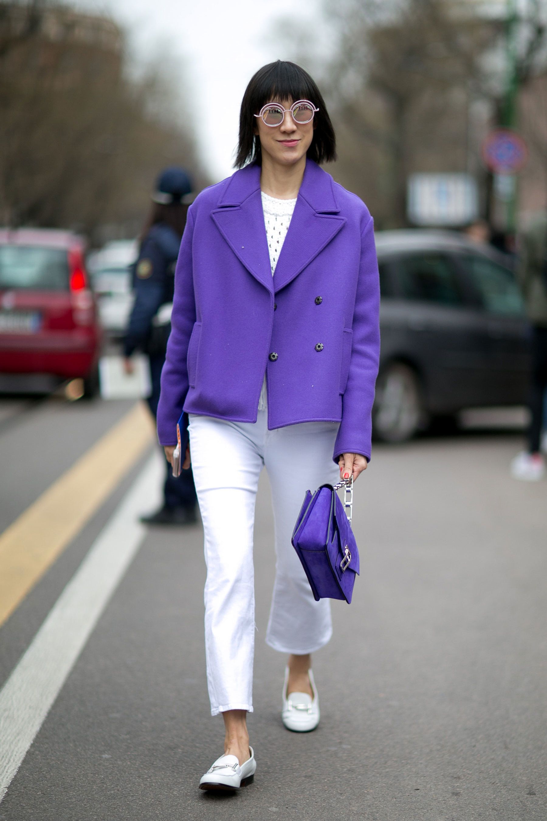 Фиолетовое пальто стритстайл