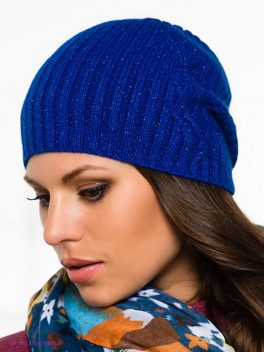 Синяя шапка женская