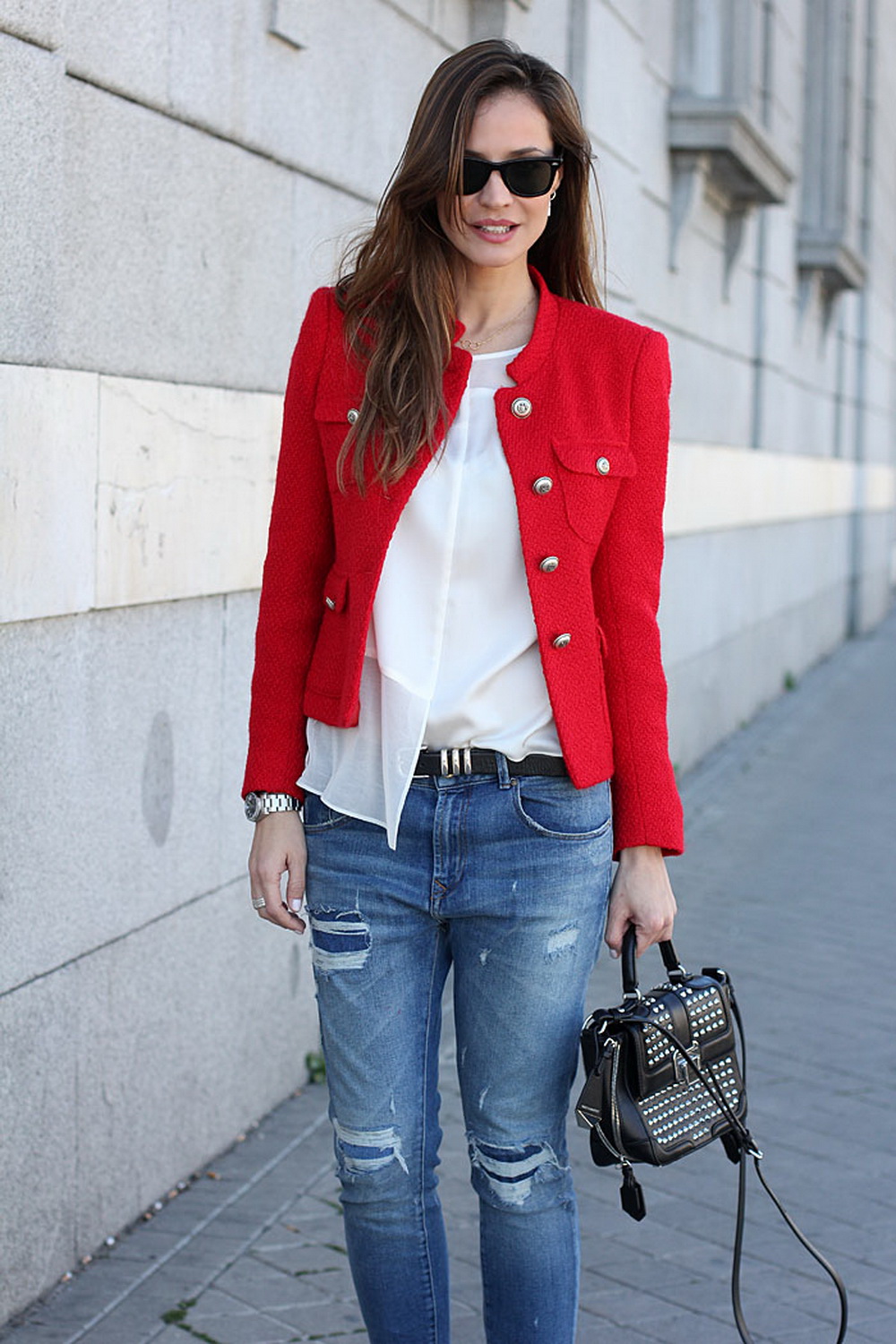 Красный жакет и джинсы