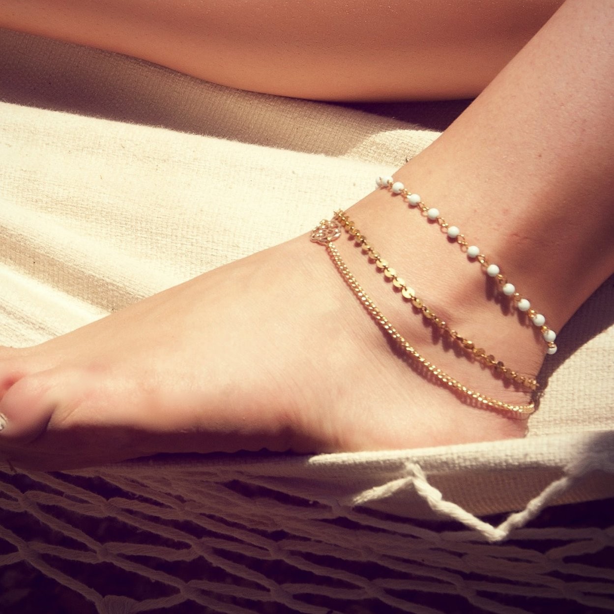 Браслет на ногу золото (155 фото) .