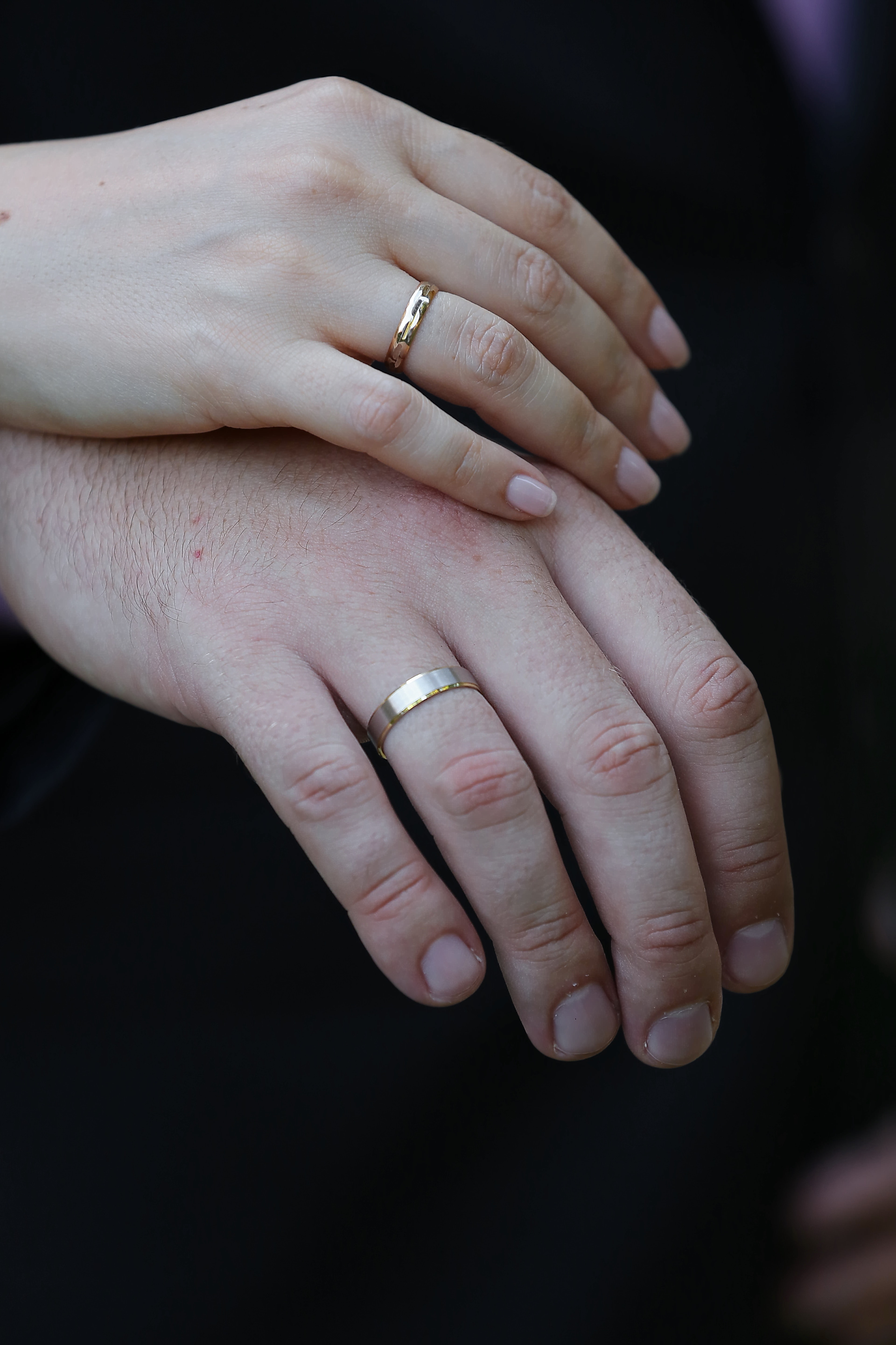обручальное кольцо на мужской руке фото