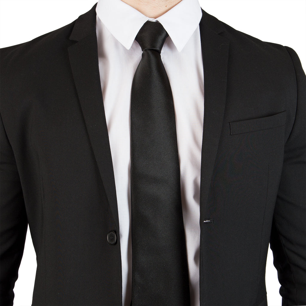 Черный пиджак с черным галстуком