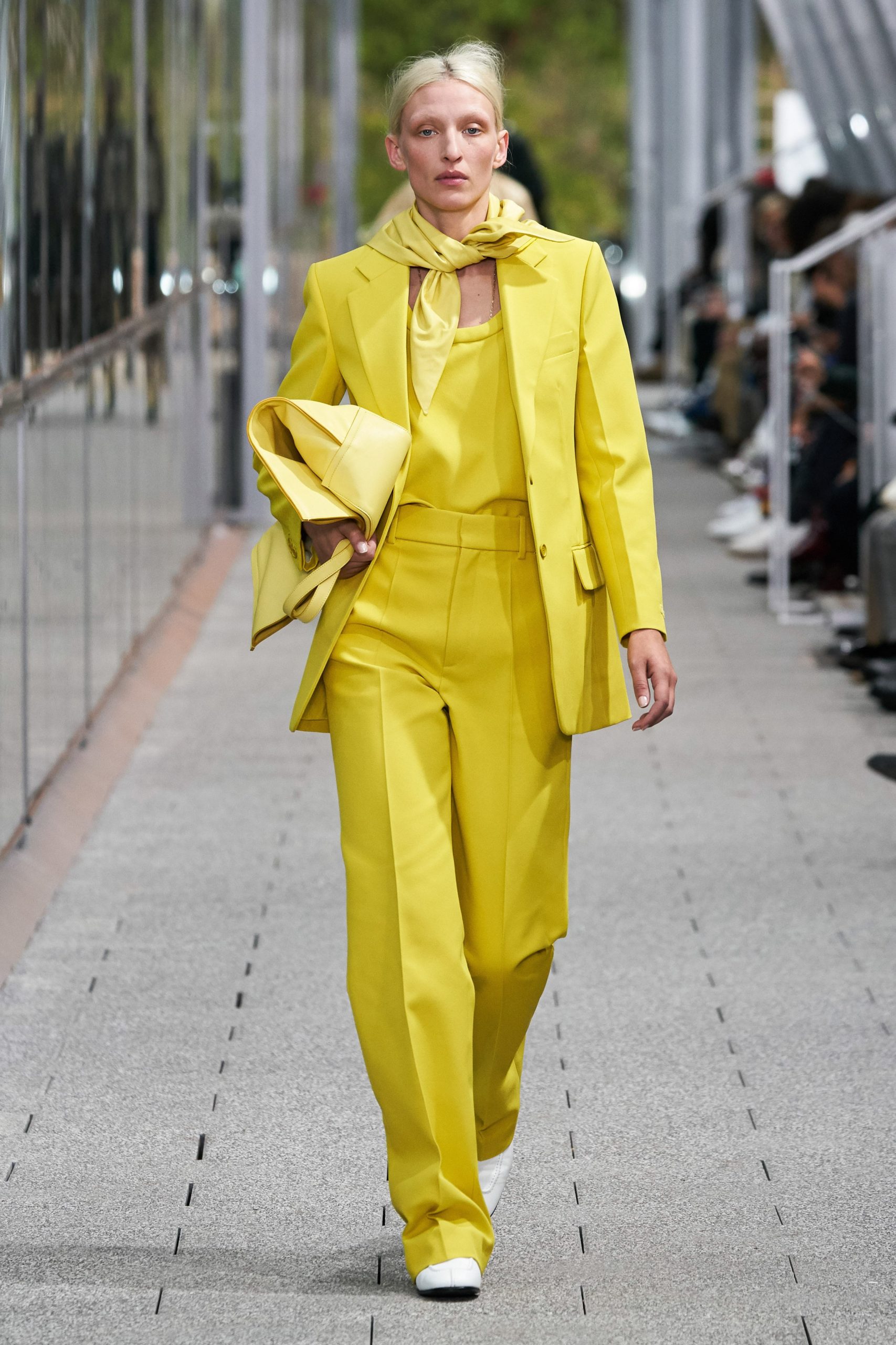 Модная желтая одежда
