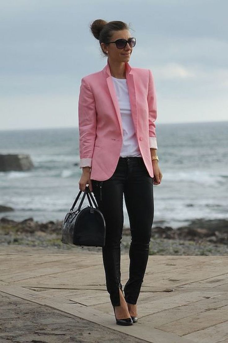 Розовый пиджак с черными брюками