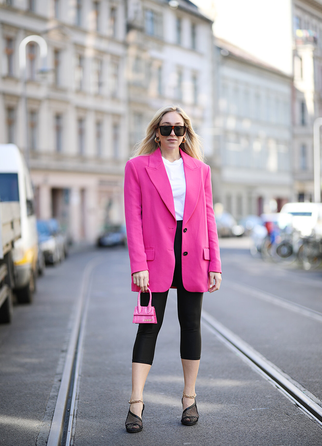 Обращ с розовым пиджаком