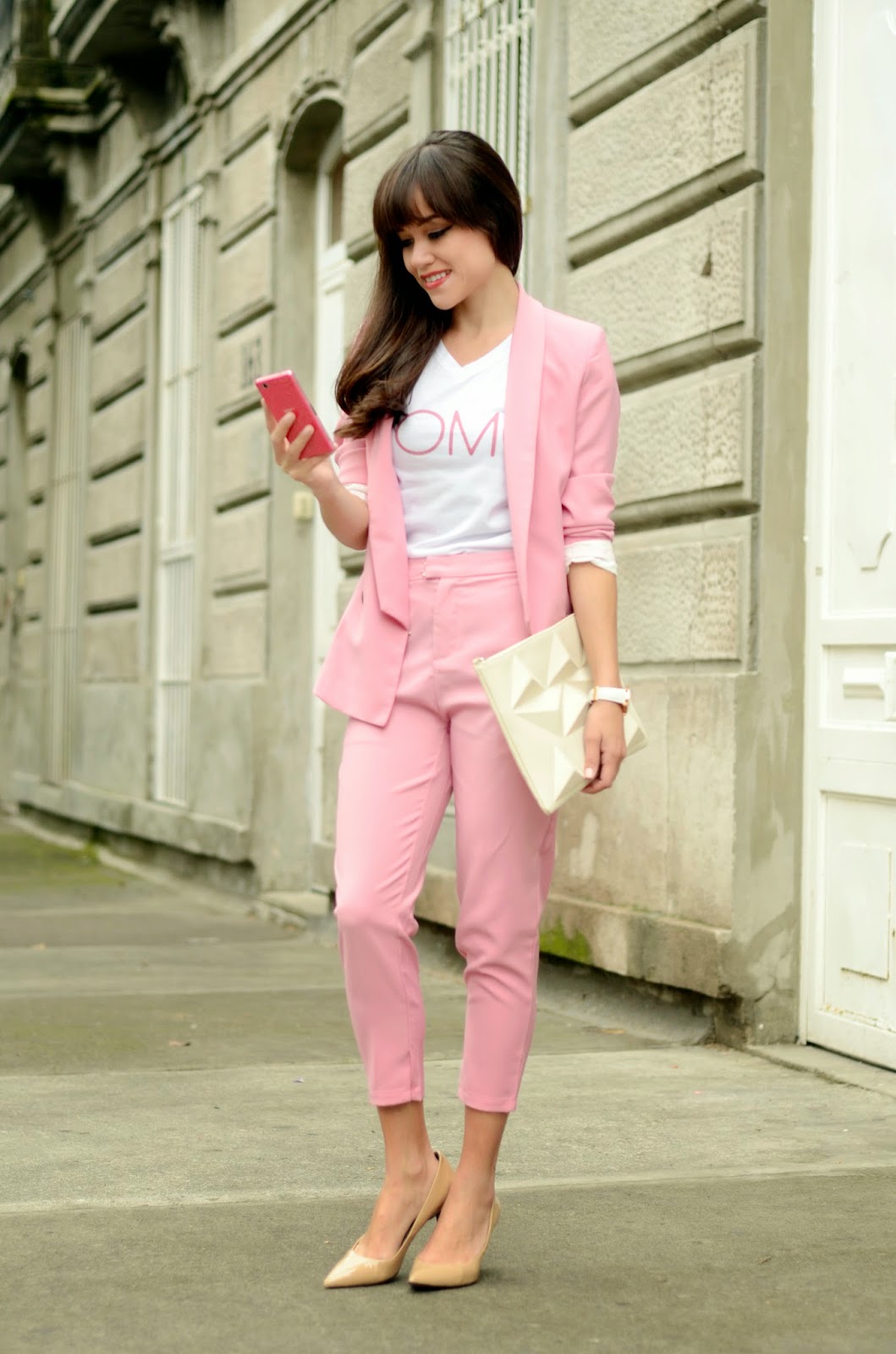 Розовая одежда для девушек