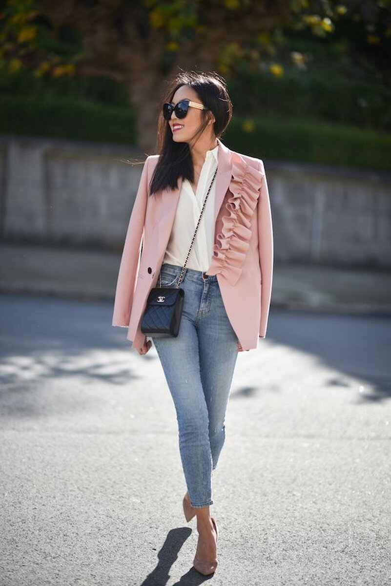 Лук с розовым пиджаком