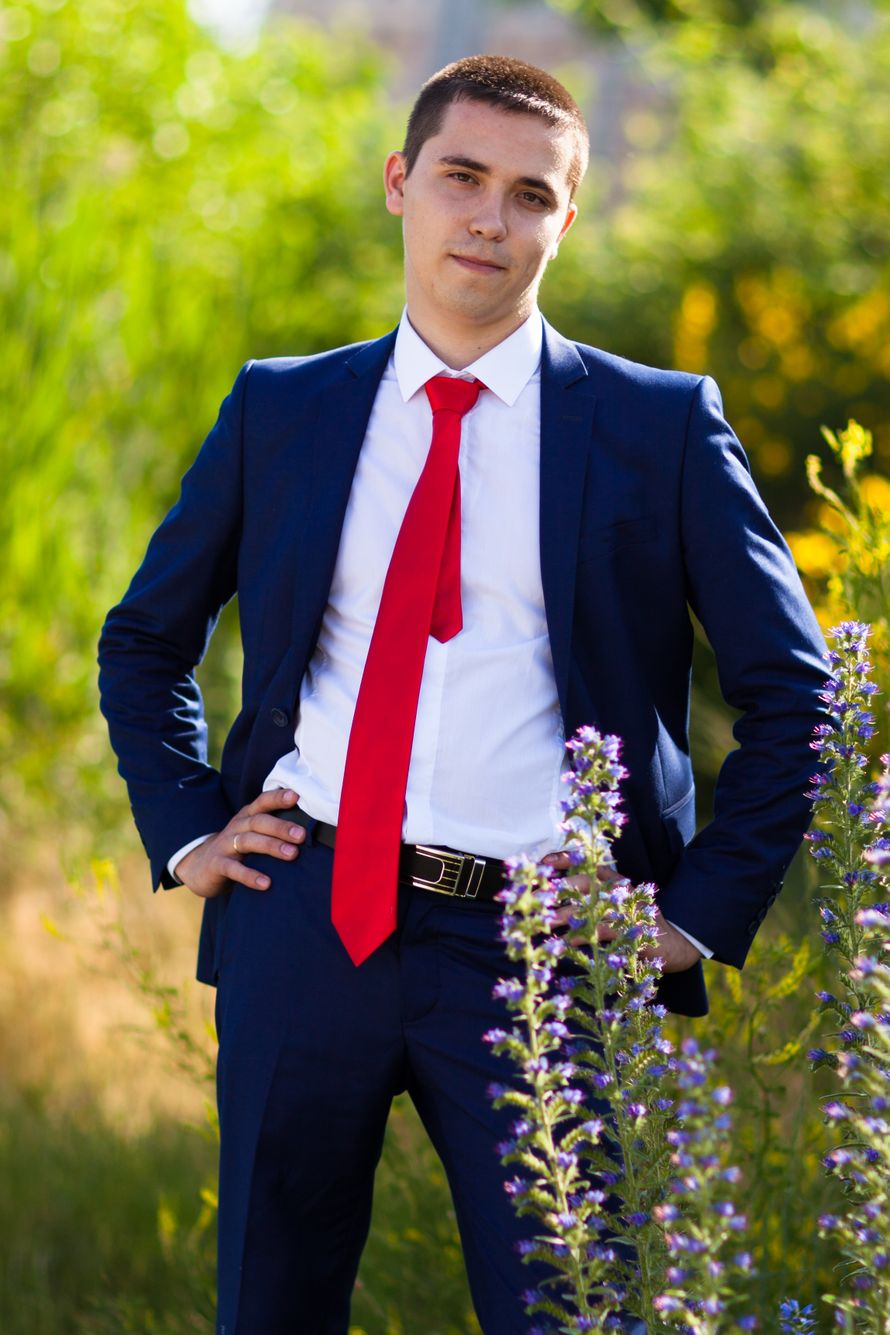 Синий костюм мужской с красным галстуком