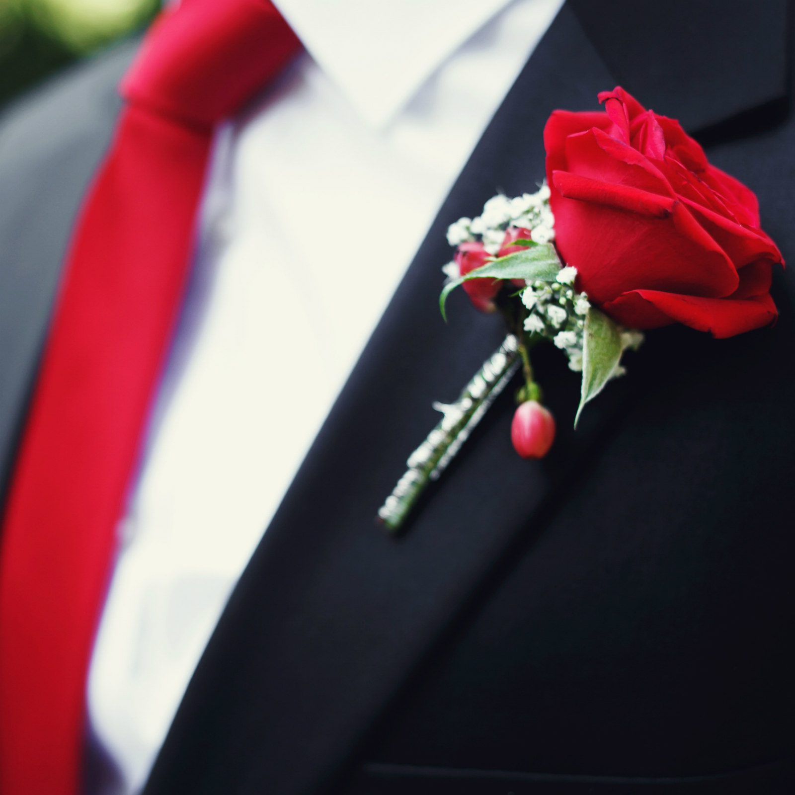 Жених с красным галстуком