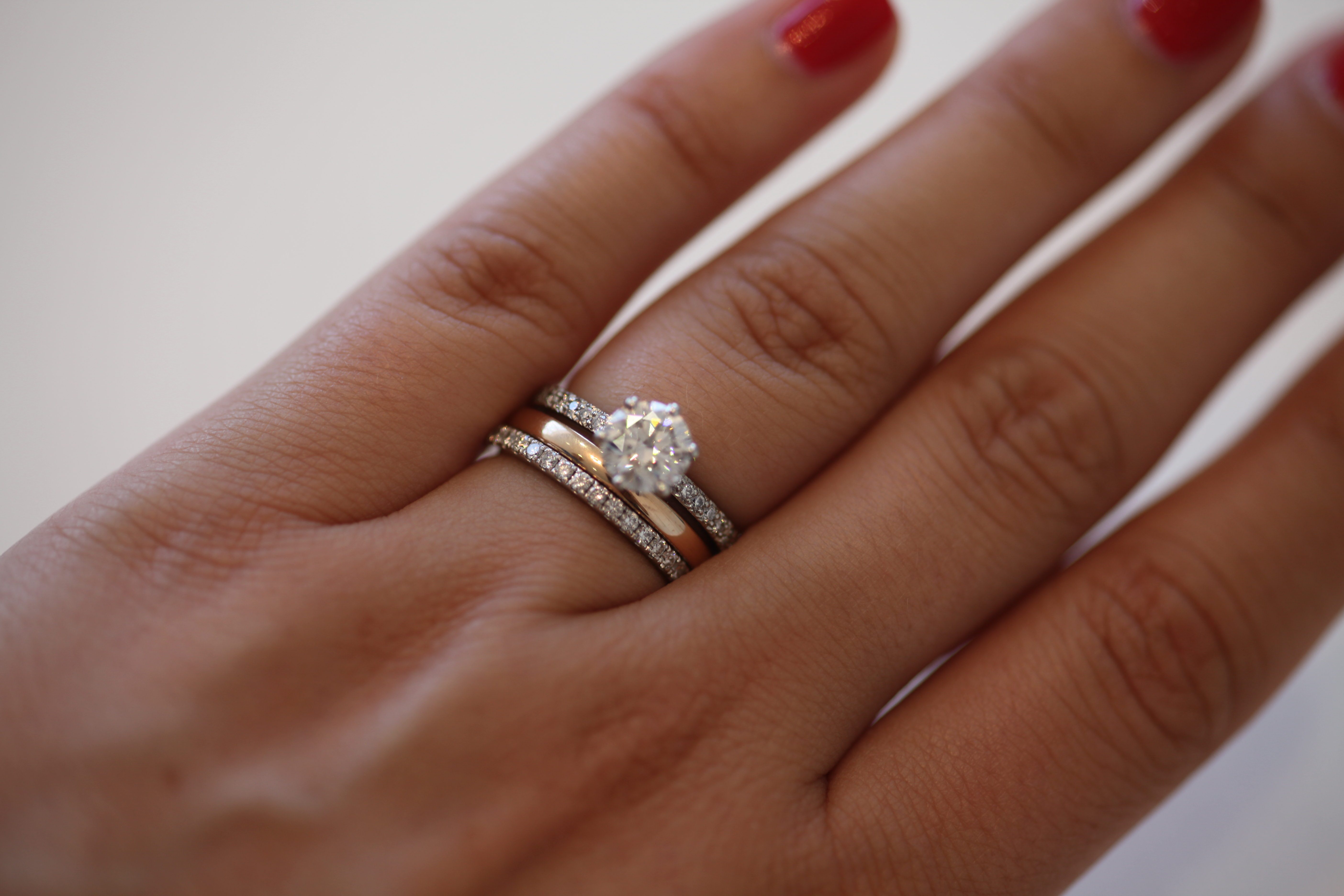 Обручальное и помолвочное кольцо на одном пальце