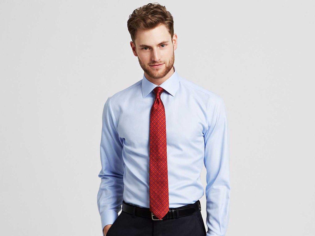 Человек в рубашке с галстуком