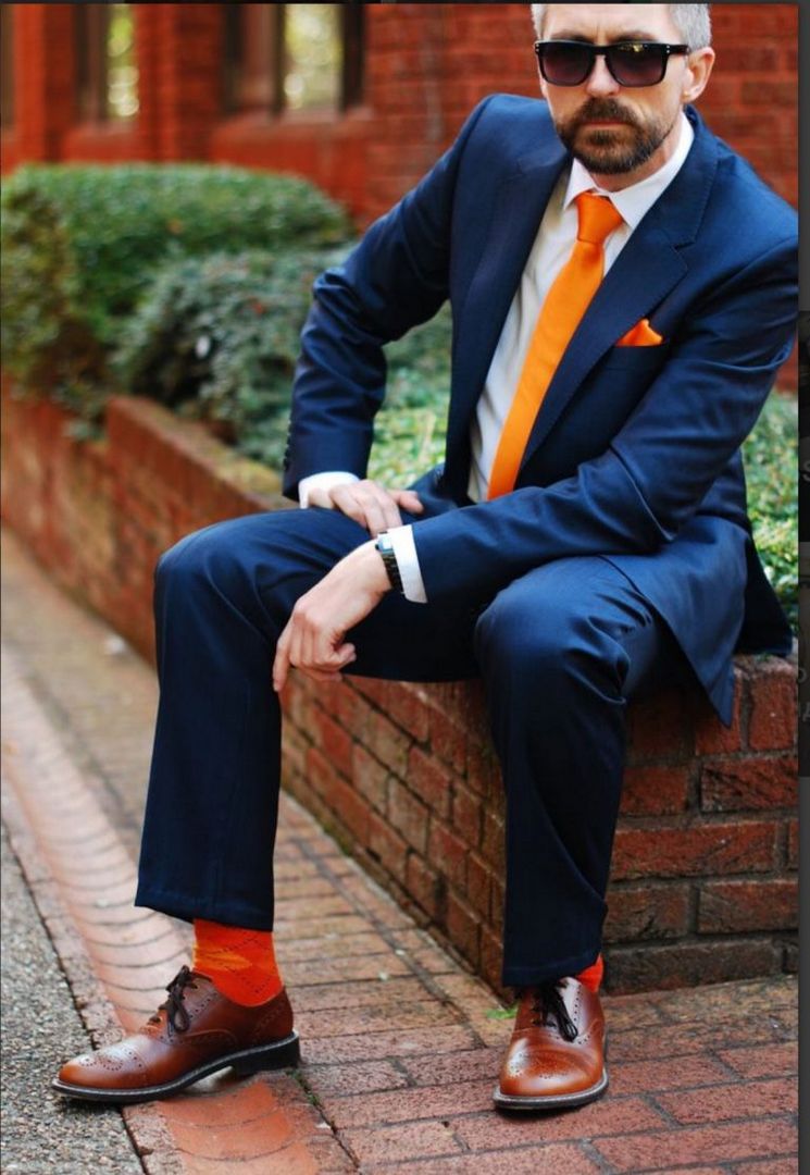 Цветные носки с костюмом