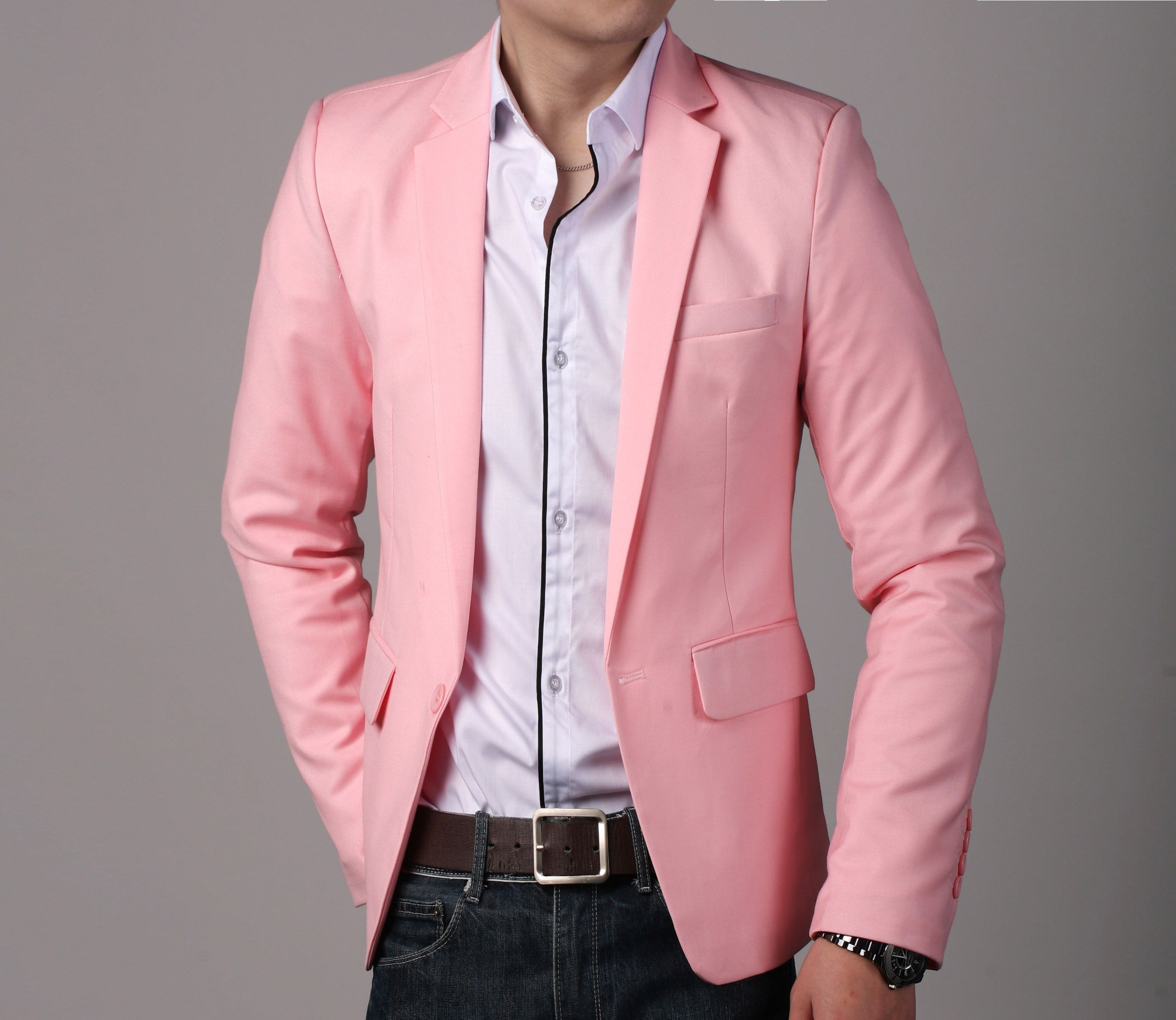 Мужчина в розовом пиджаке