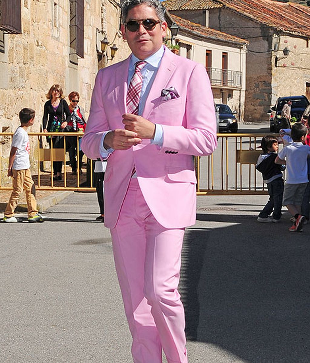 Мужчина в розовом костюме