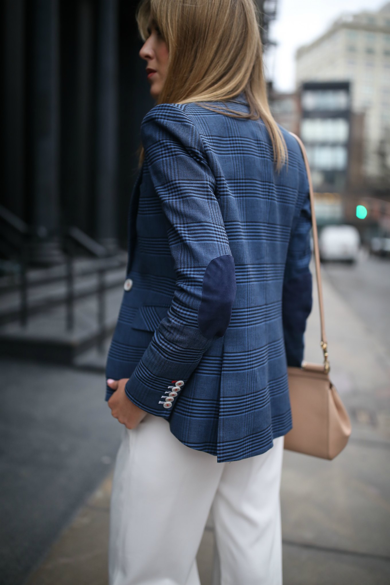 Женский пиджак с заплатками на локтях