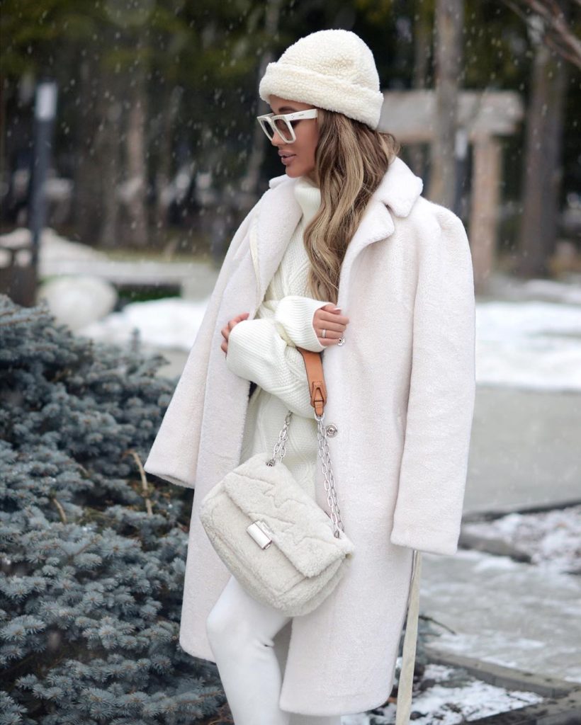 Белое зимнее пальто