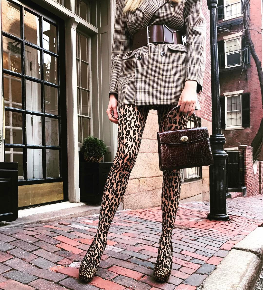Модный образ с леопардовыми колготками