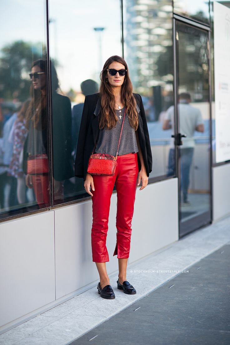 Красные кожаные брюки