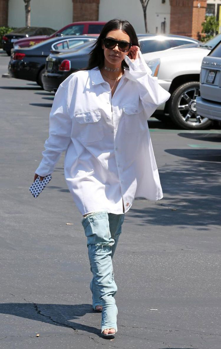 Ким Кардашян в белой рубашке